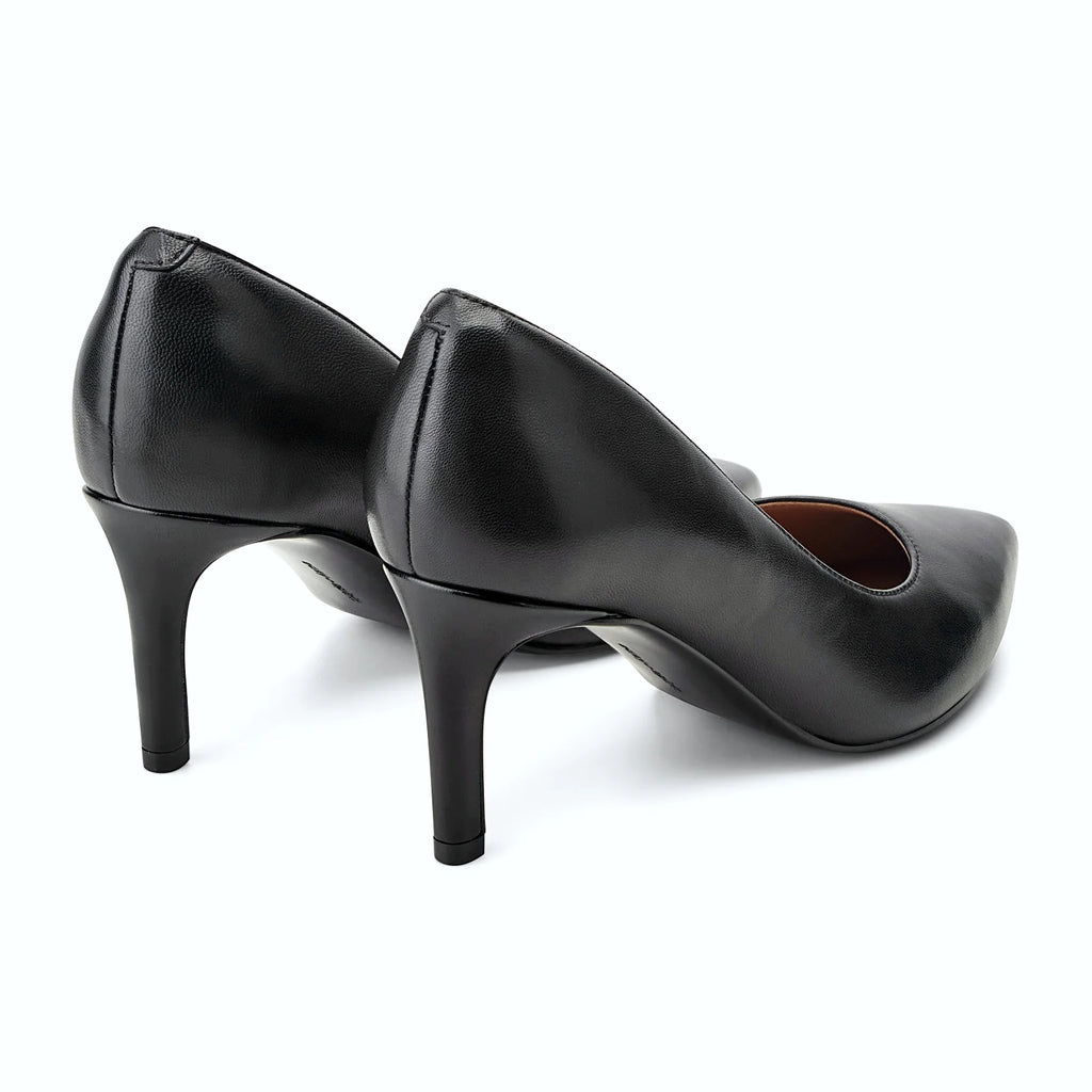 High-shine finish on a pointed-toe dress pump