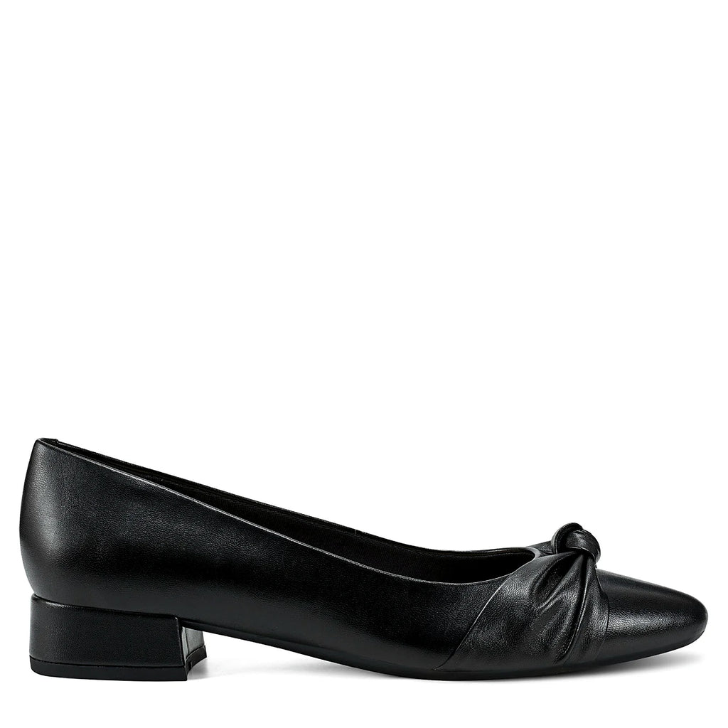 Pointy-toe dress pump with a knot detail on the upper