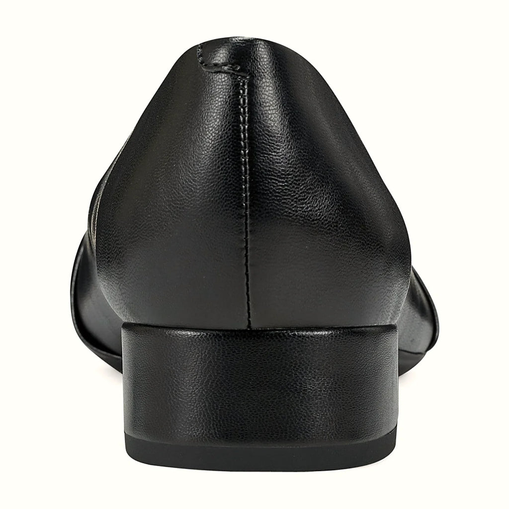 Pointed toe shape on a knotted dress pump