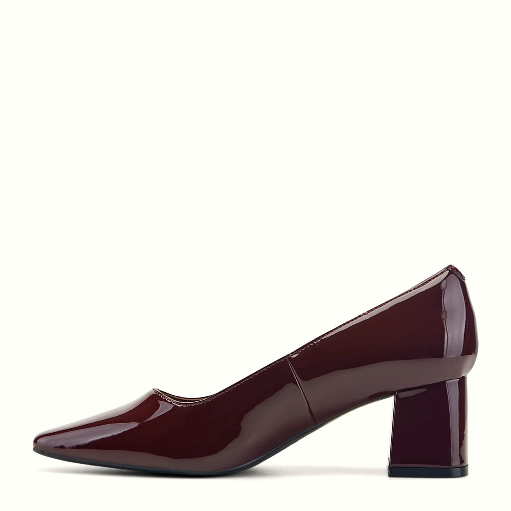 Flex grooves cut into the outsole of a dress pump