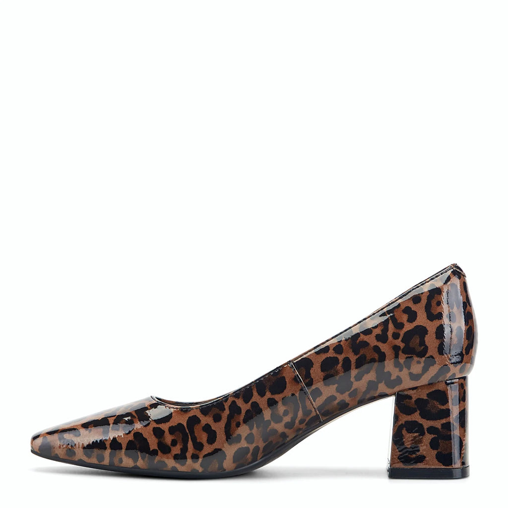 Flex grooves cut into the outsole of a dress pump