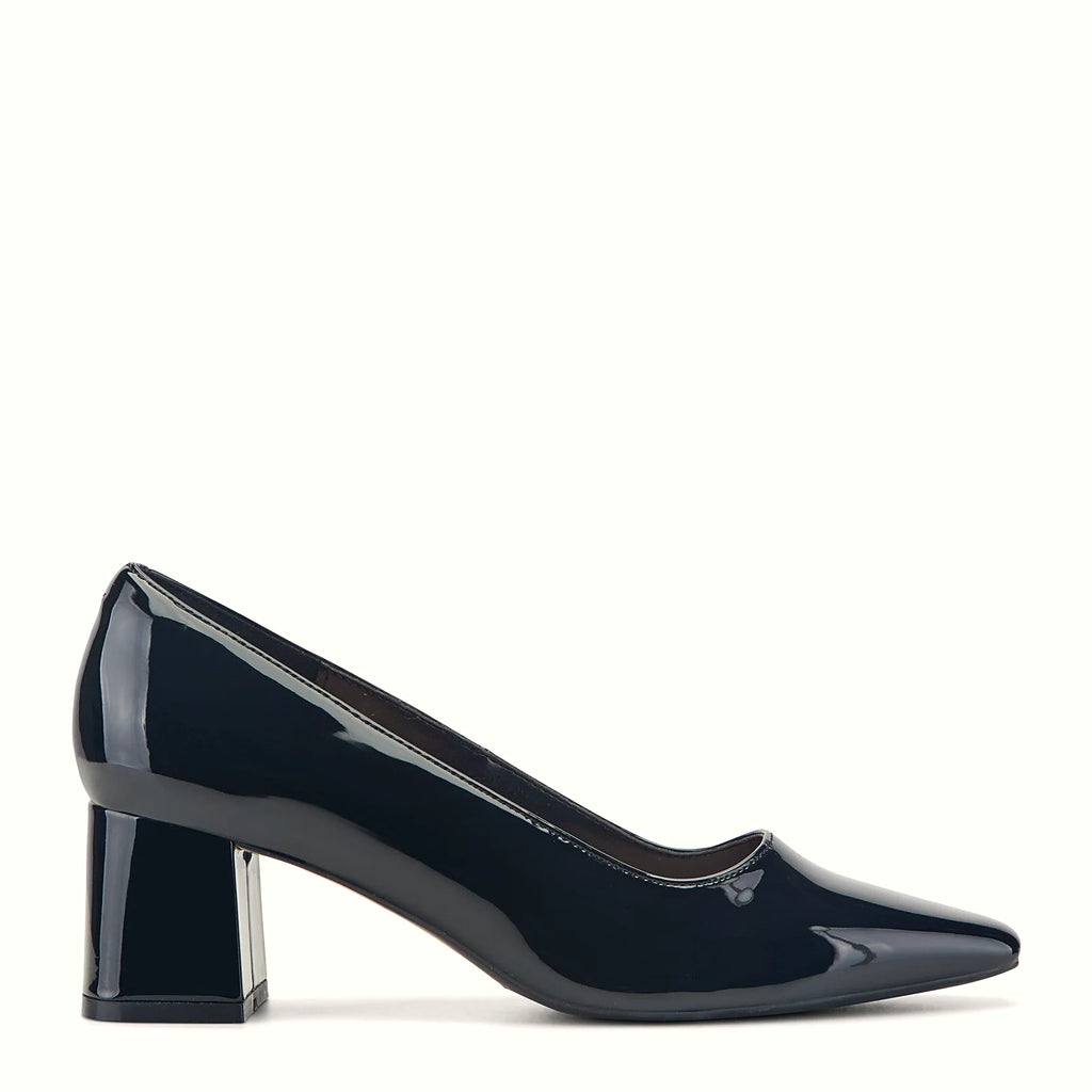 Leather dress pump with a squared pointed toe