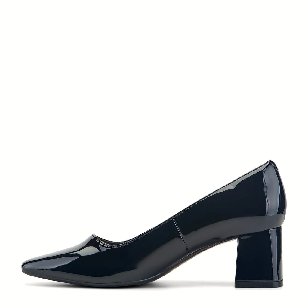 Flex grooves cut into the outsole of a dress pump