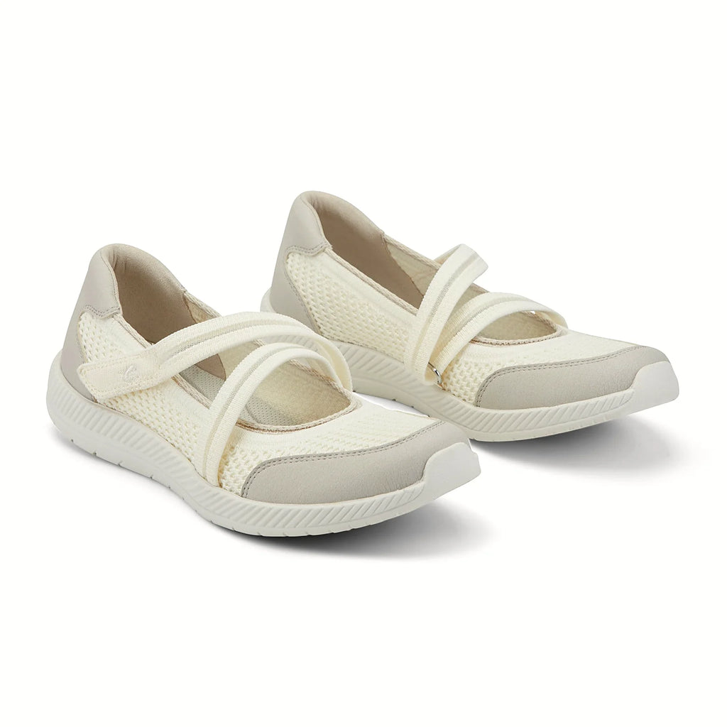 Smooth overlays at the toe and heel of a knit shoe
