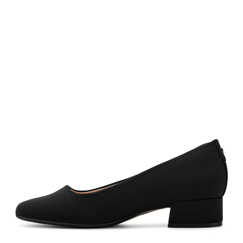 Orthotic-friendly footbed inside a leather pump