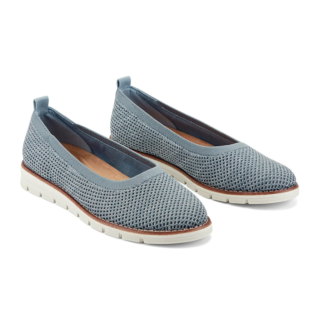 Pull tab at the heel of a textured knit flat