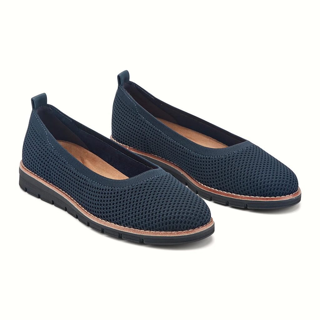 Pull tab at the heel of a textured knit flat