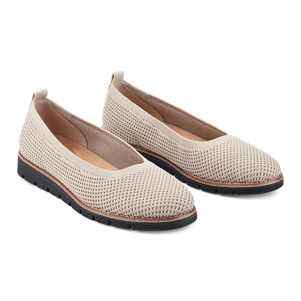 Pull tab at the heel of a textured knit flat