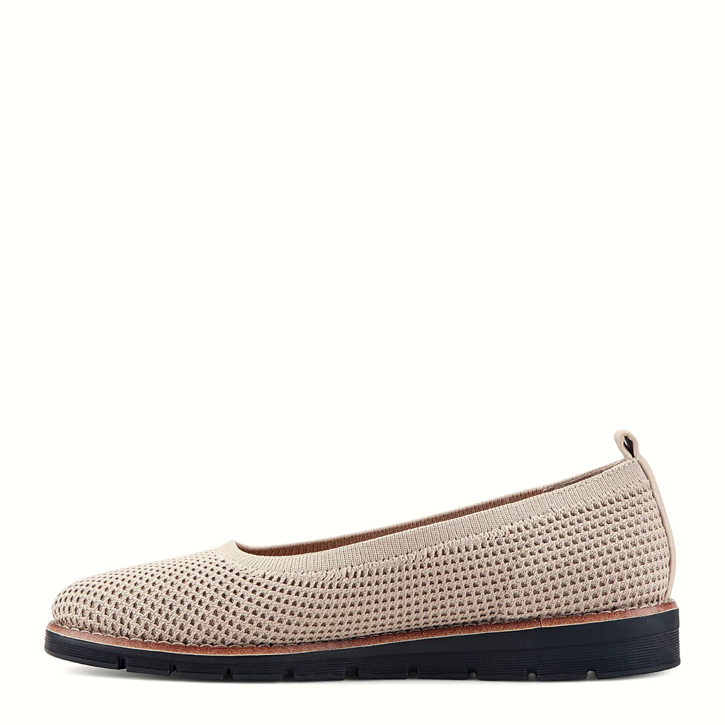 Soft touch footbed inside a knit flat