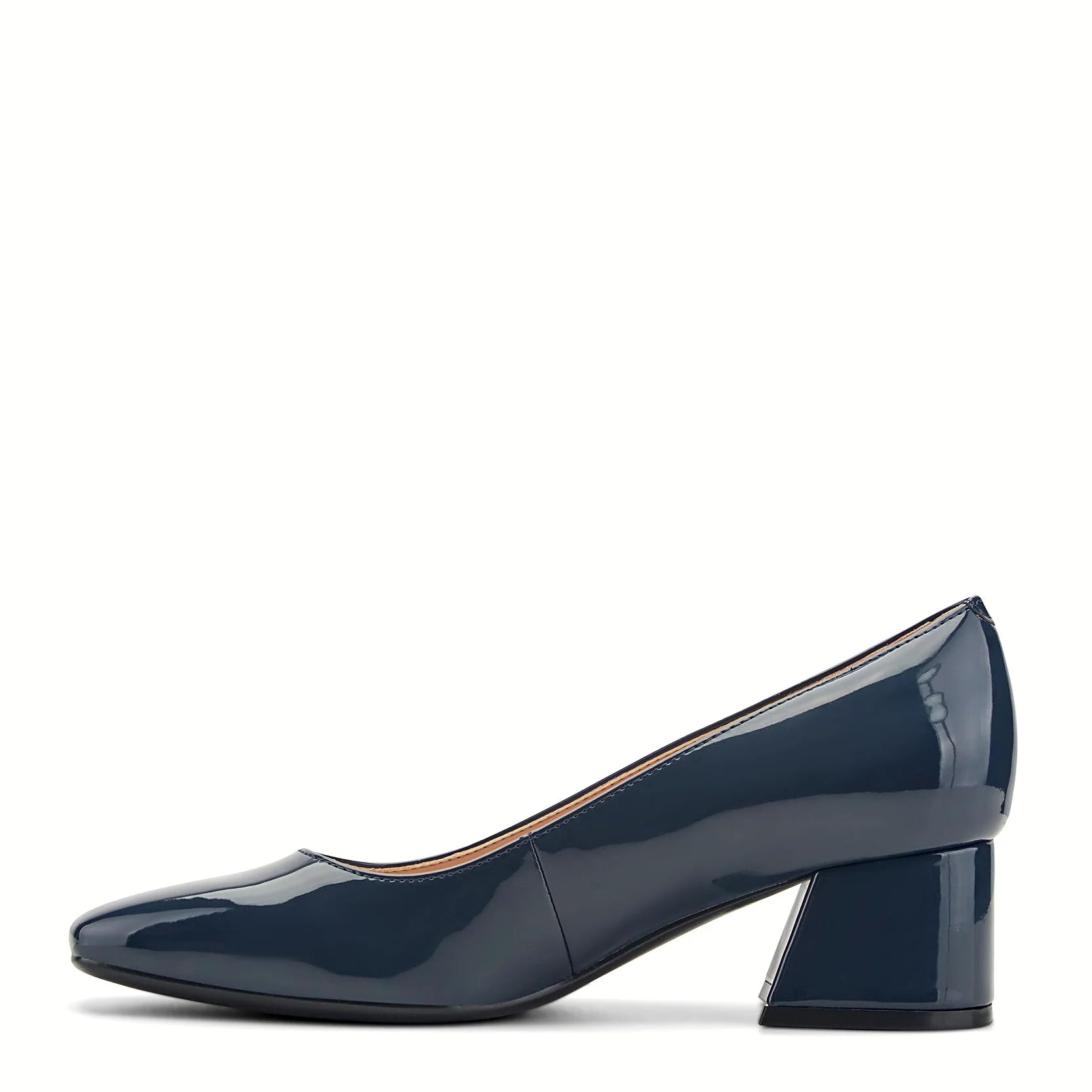 Slip-on square-toe pump with no fastening