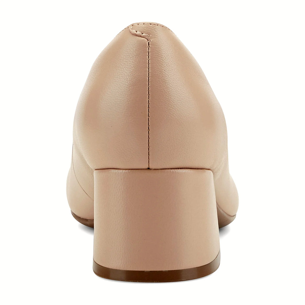 Slip-on square-toe pump with no fastening