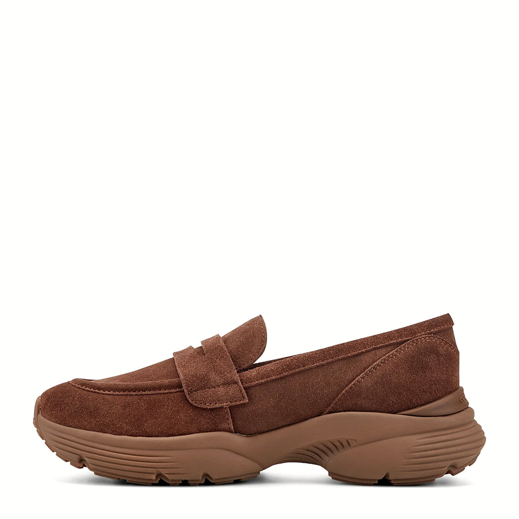 Contrast heel detail on a platform penny loafer