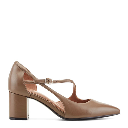 Patent dress pump with an asymmetric line across the vamp
