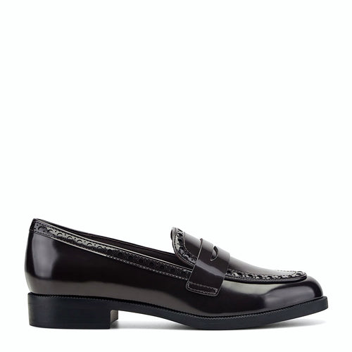 High-shine penny loafer with a saddle strap