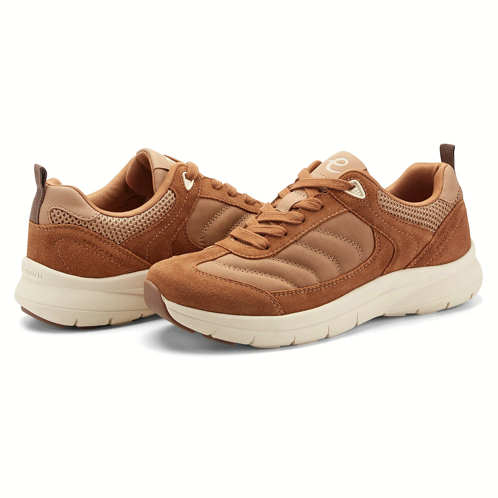 Casual sneaker with smooth panels and mesh heel zones