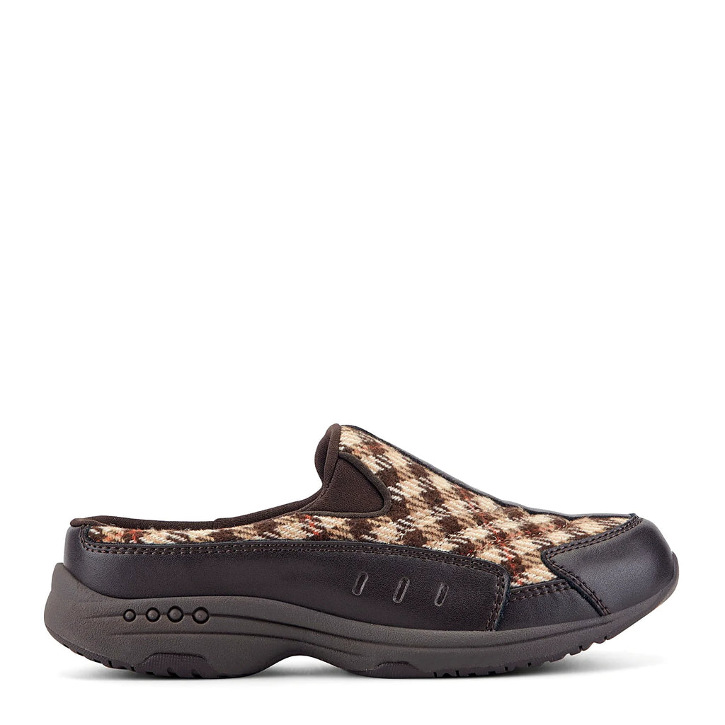 Comfort-well detailing along the midsole of a clog