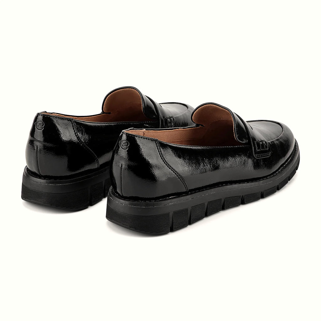 Contrast-stitched sole on a smooth penny loafer