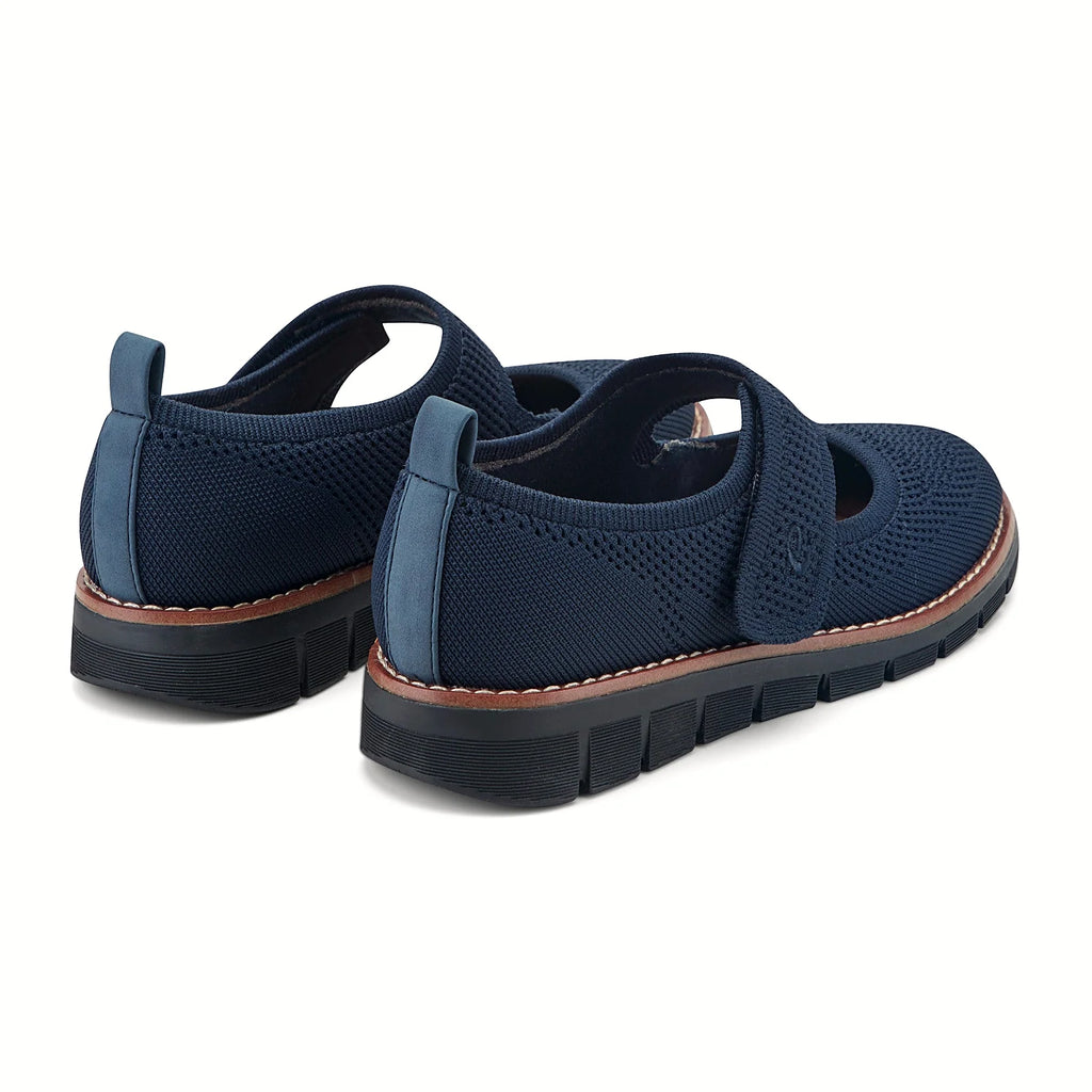 Rounded toe on a platform Mary Jane flat